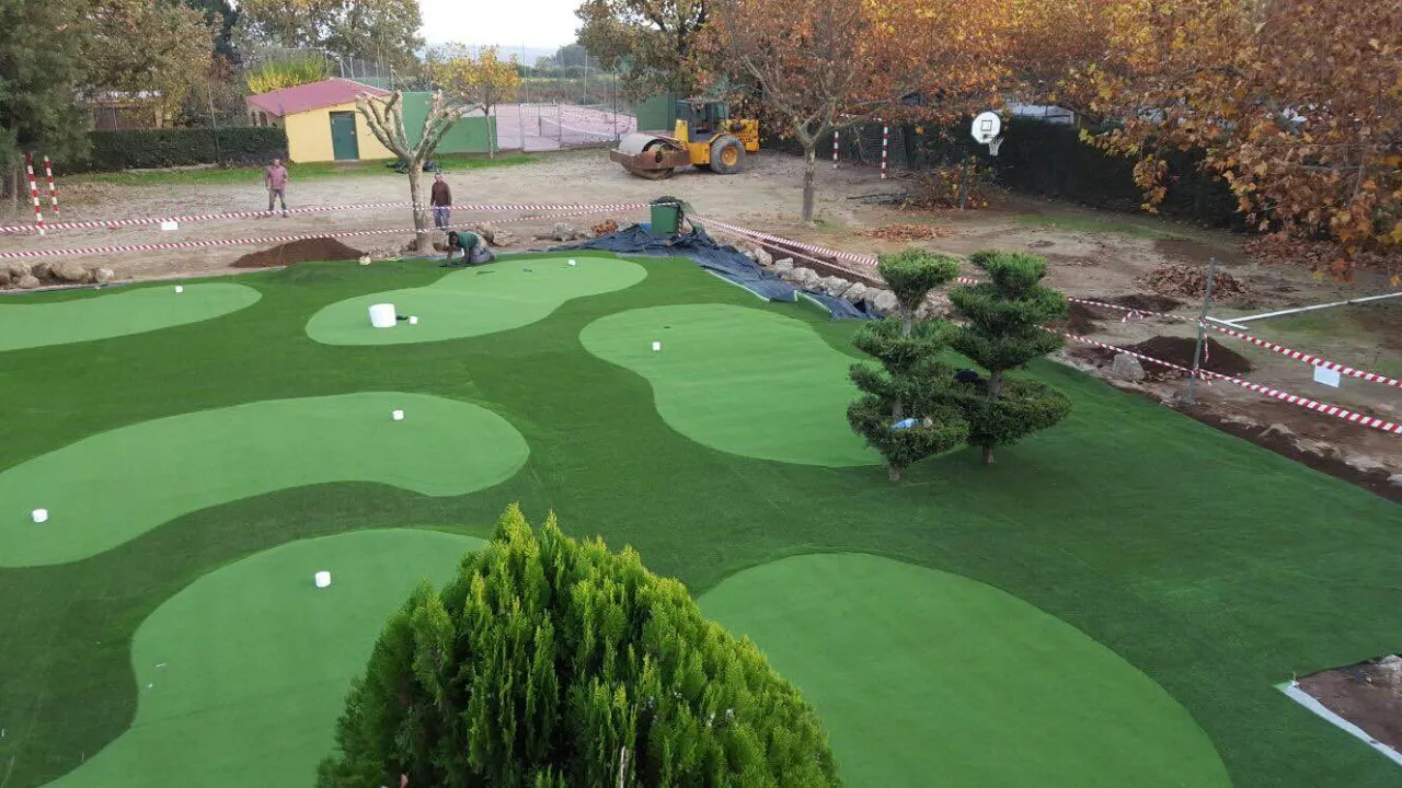Campo de mini golf listo para disfrutar