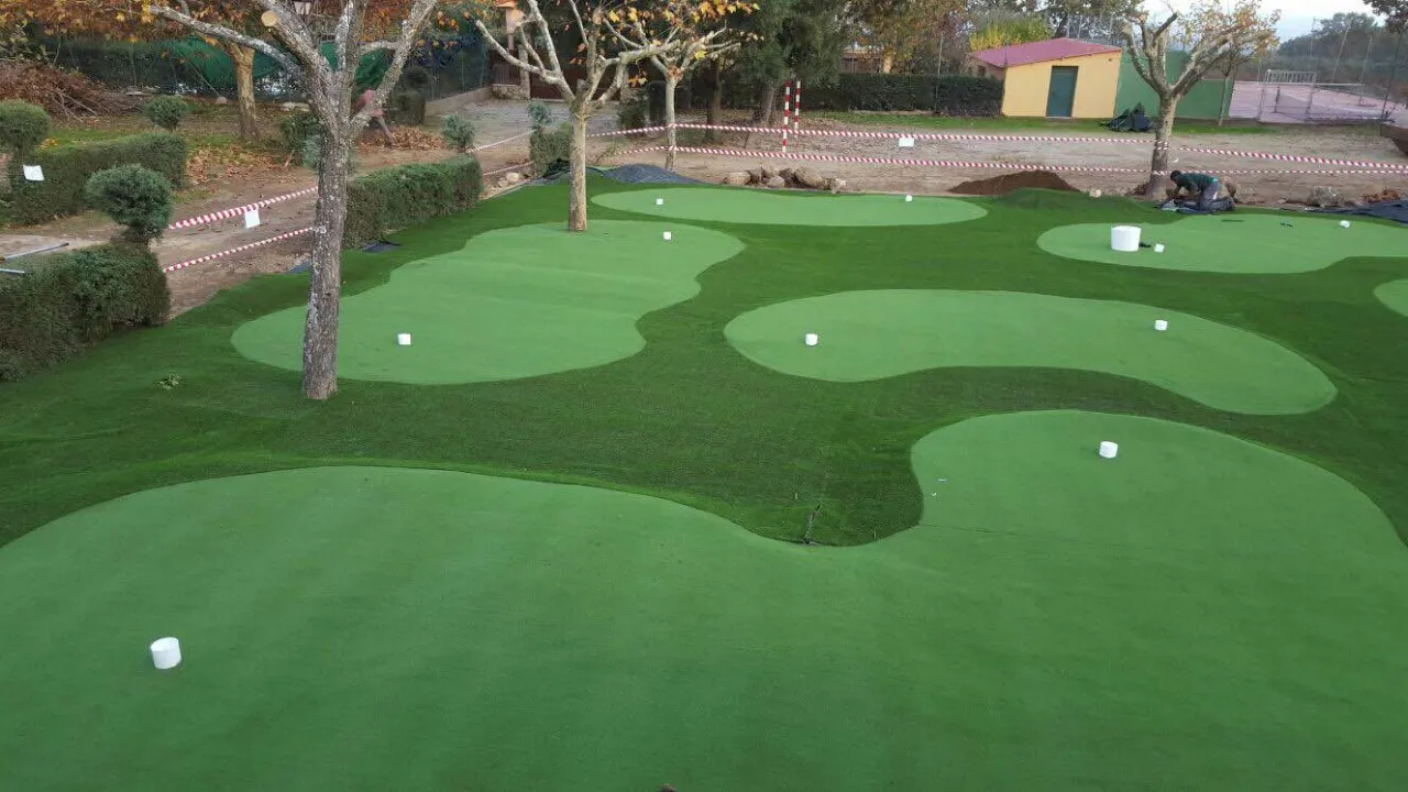 Campo de mini golf realizado con césped artificial