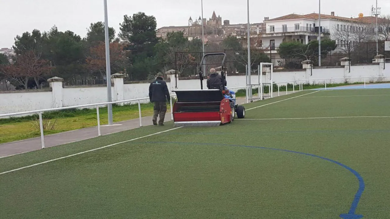 Mantenimiento cancha de fútbol de césped artificial