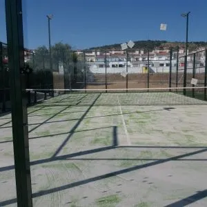 Pistas de Pádel Sierra de Fuentes, fabricantes de pistas de pádel