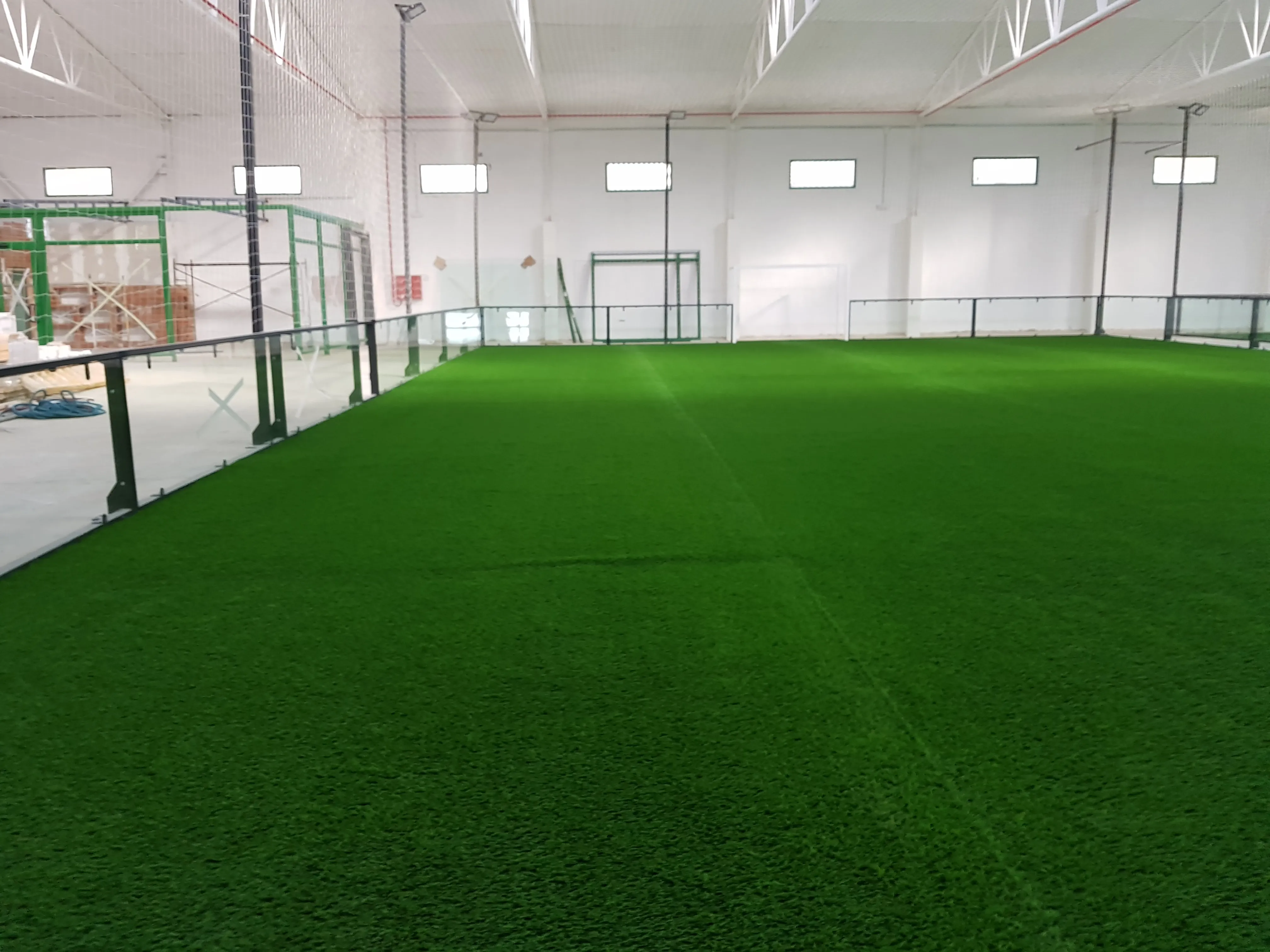 Instalación de campo de fútbol de césped artificial