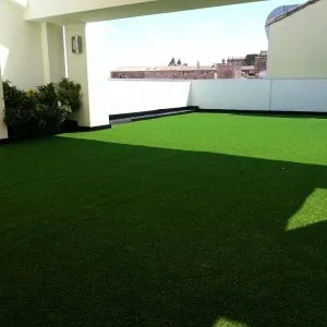 Especialistas en paisajismo, terraza de césped artificial