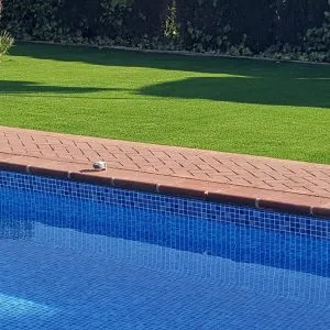 Césped para paisajismo de piscinas, empresa instaladora de césped artificial, césped artificial Cáceres