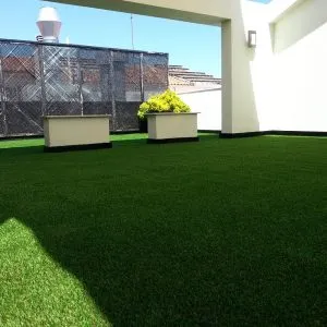 instalación de césped en terraza, empresa de paisajismo