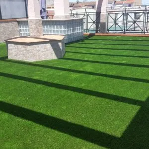 Césped sintético instalado en una terraza