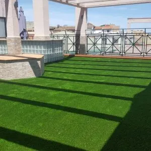 Terraza con césped artificial