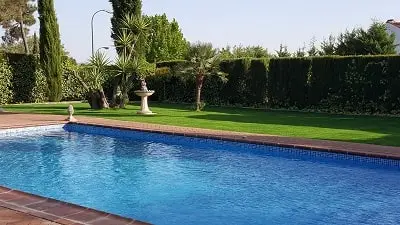 Gazon artificiel pour piscines, gazon synthétique antidérapant, gazon résistant au chlore, gazon artificiel pour piscines à Cáceres, Badajoz ...