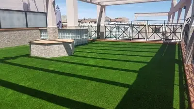 Gazon artificiel pour terrasses, greniers en gazon synthétique