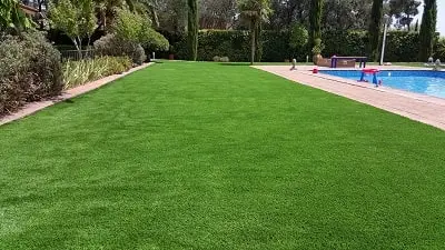 Gazon artificiel pour piscines, terrasses, jardins ...