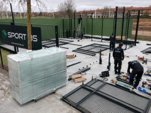 Dónde comprar pistas de pádel con fabricación propia, instalación profesional y presupuesto a medida para clubes y proyectos deportivos. Empresa de construcción