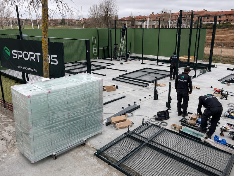 Dónde comprar pistas de pádel con fabricación propia, instalación profesional y presupuesto a medida para clubes y proyectos deportivos. Empresa de construcción