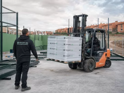 Expertos en montaje de pistas de pádel con fabricación propia, instalación profesional y proyectos a medida en España.