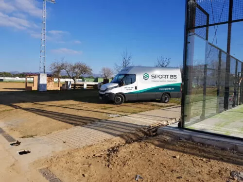 Fabricación de pistas de pádel en España para clubes, instalaciones deportivas y proyectos profesionales a medida.