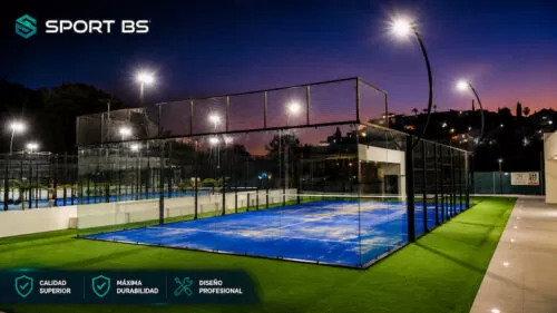 Instalación y fabricación de pistas de pádel con césped artificial, estructura resistente, vidrio e iluminación profesional.