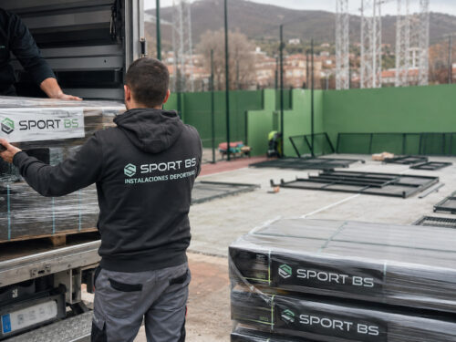 Instalación y montaje de pistas de pádel con estructura de alta calidad, césped artificial, vidrio e iluminación profesional.