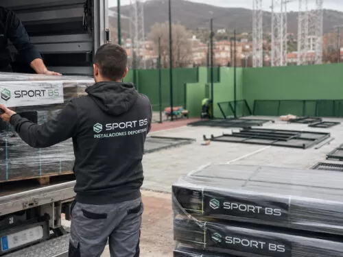 Instalación y montaje de pistas de pádel con estructura de alta calidad, césped artificial, vidrio e iluminación profesional.